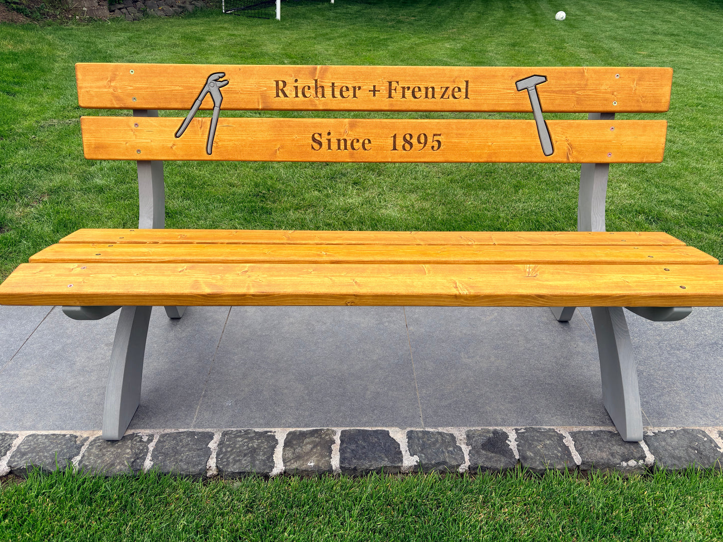 Gartenbank Yuna mit individuellem Inlay
