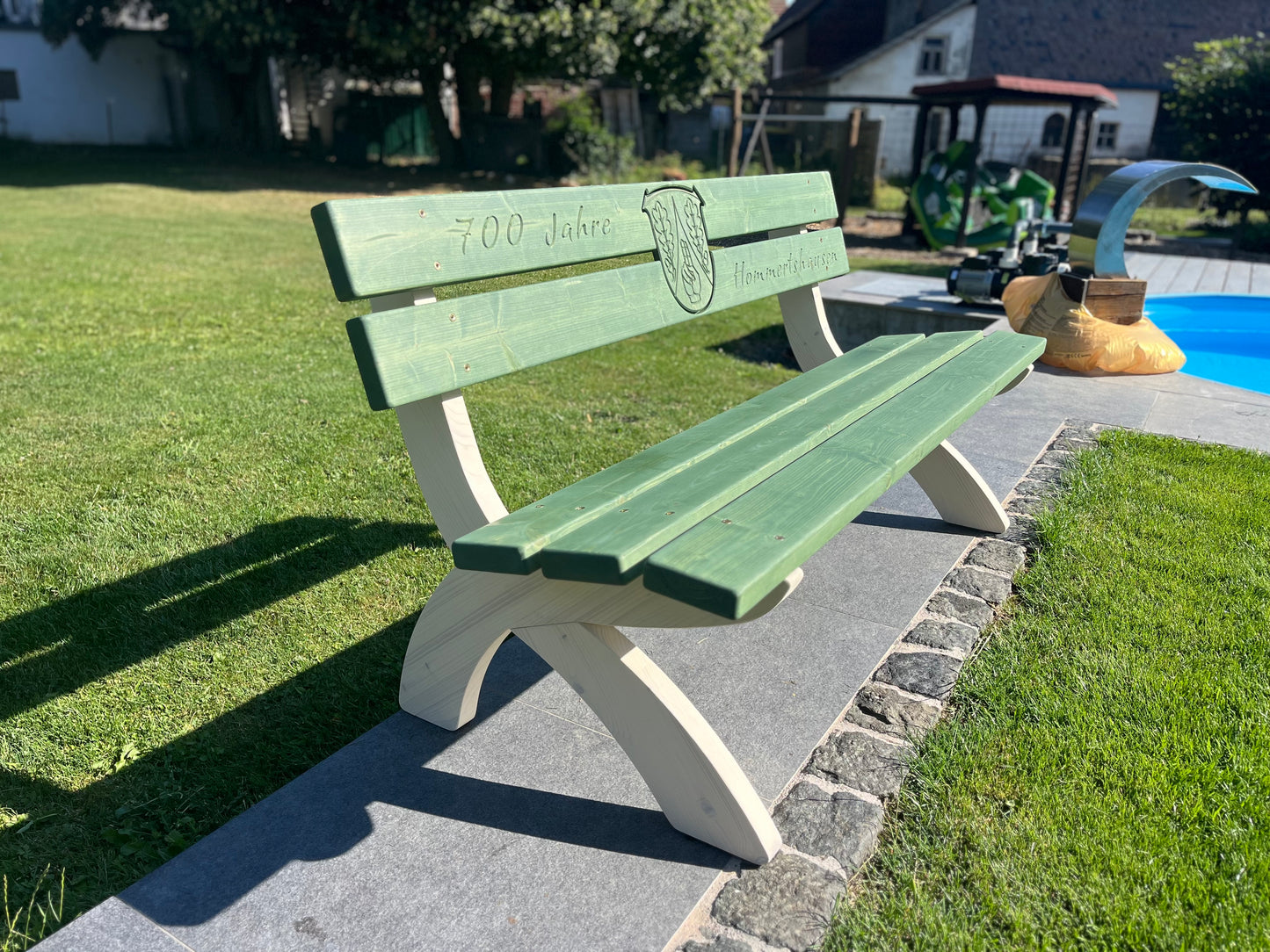 Gartenbank Yuna mit Wappen-Inlay