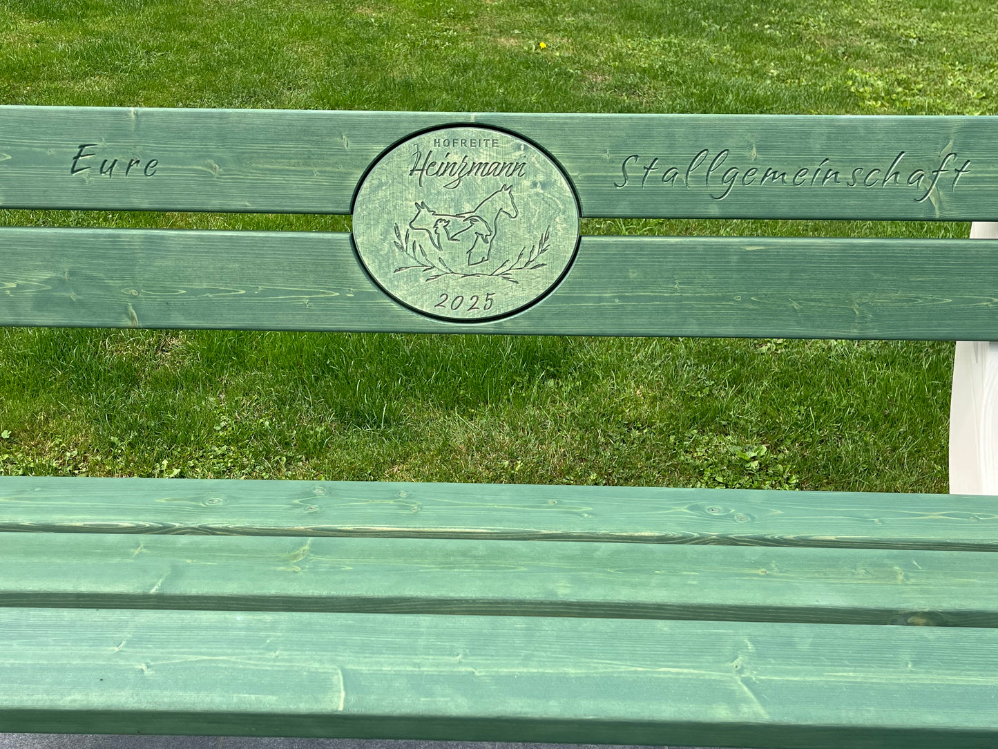 Gartenbank Yuna mit Wappen-Inlay